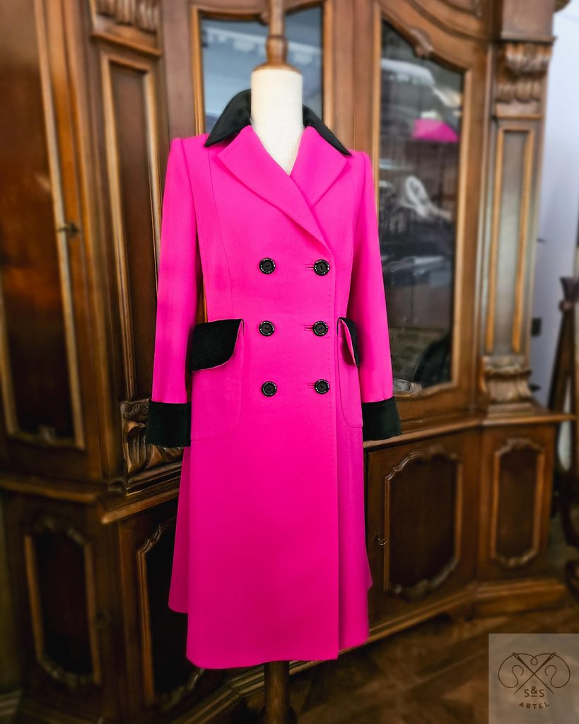 Pink wool coat with black velure details