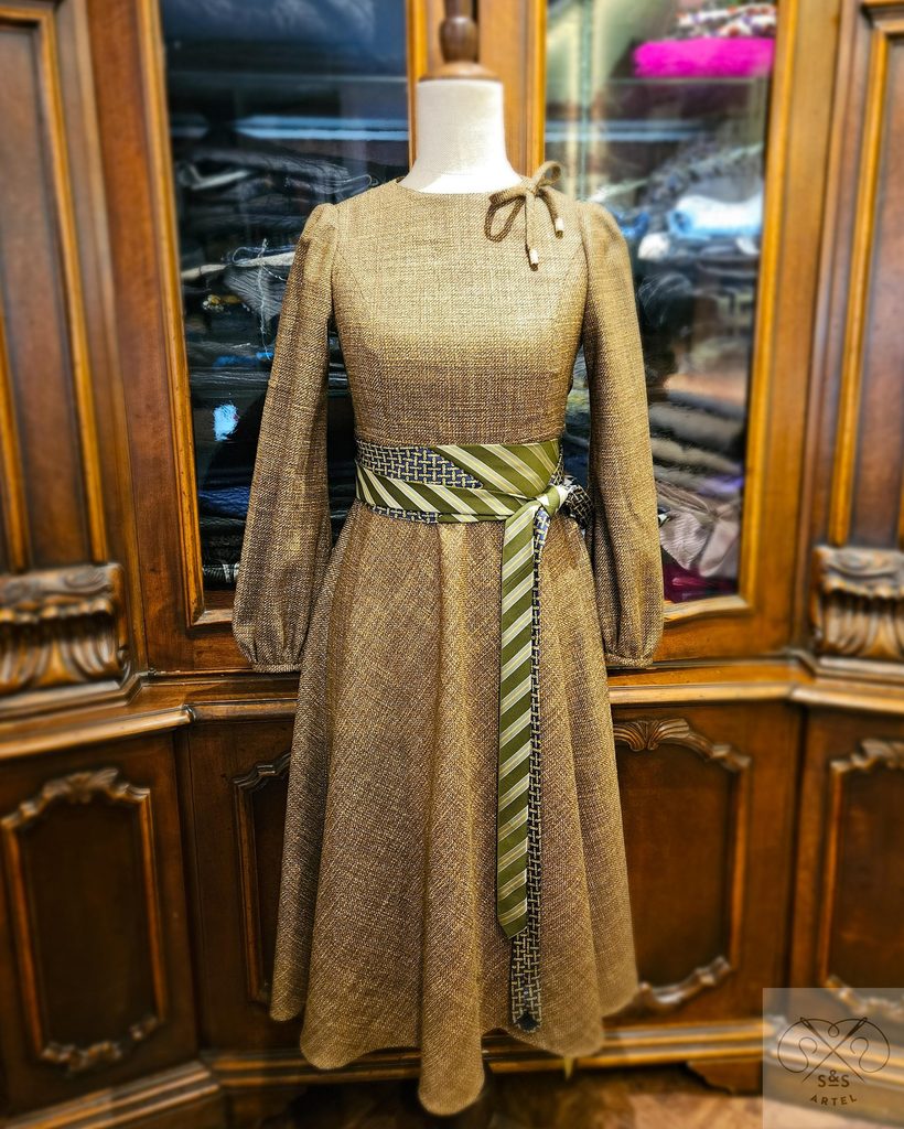 Brown wool midi lenght dress with blet made from ties